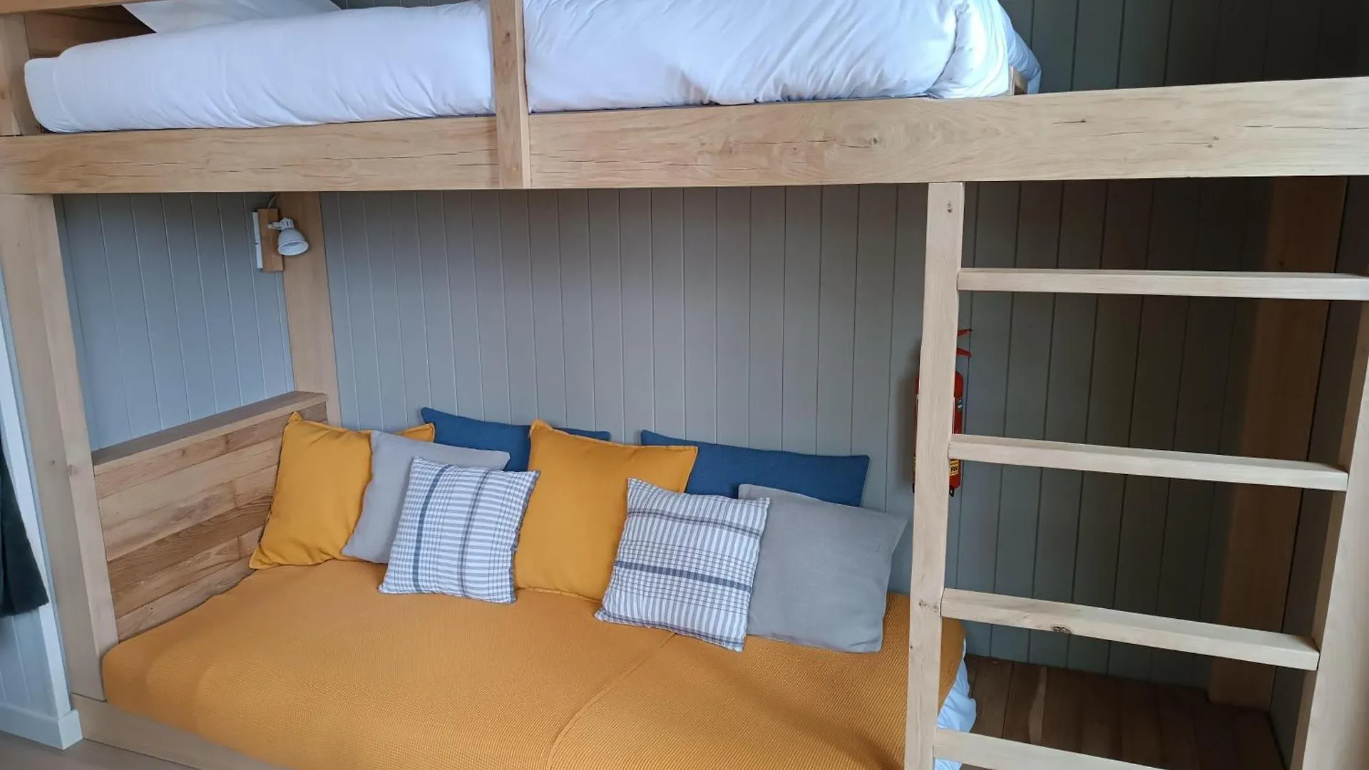 Les Cabanes Au Bord Du Lac Saint-Gerons Campsite