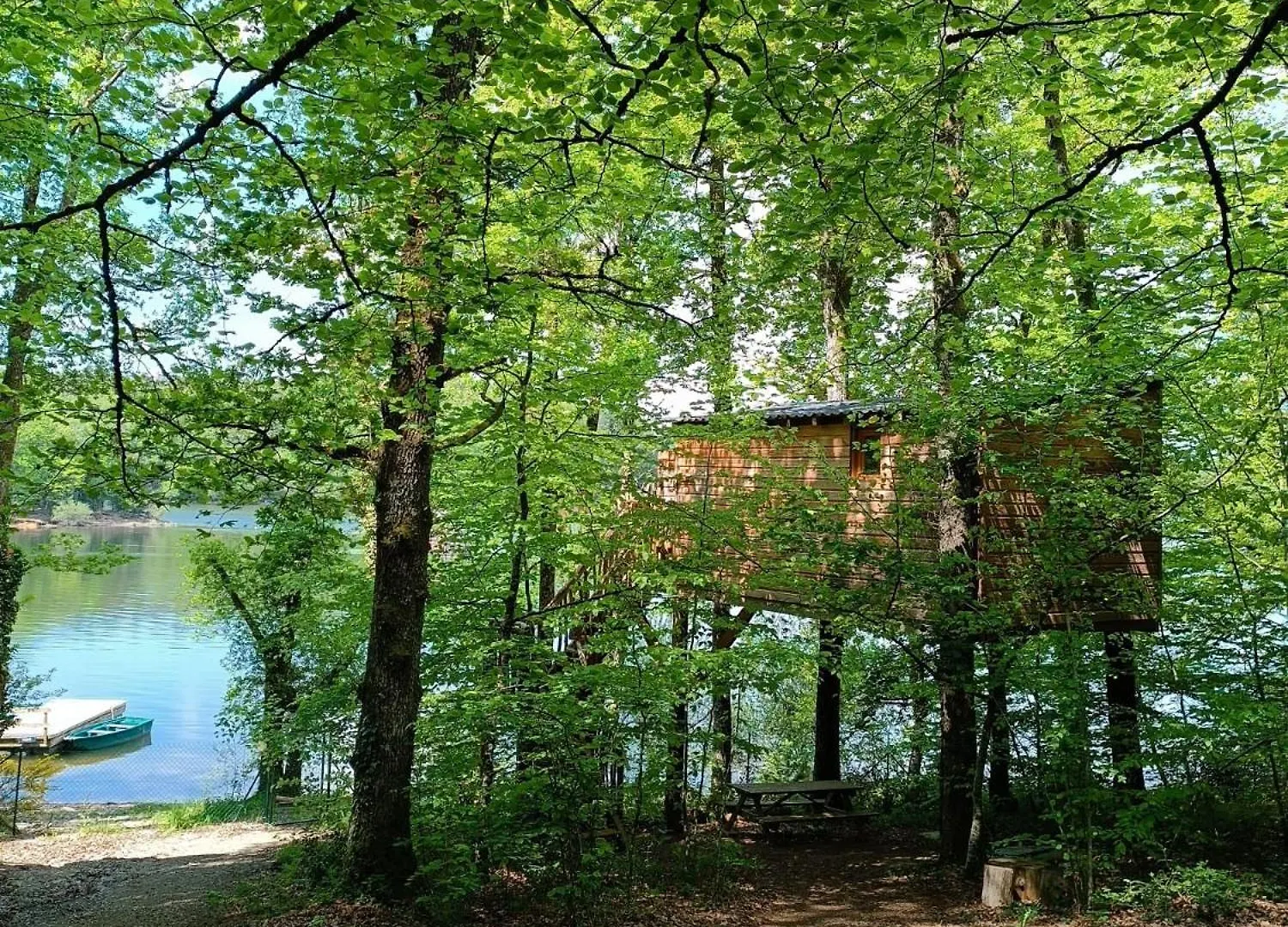 Les Cabanes Au Bord Du Lac Saint-Gerons