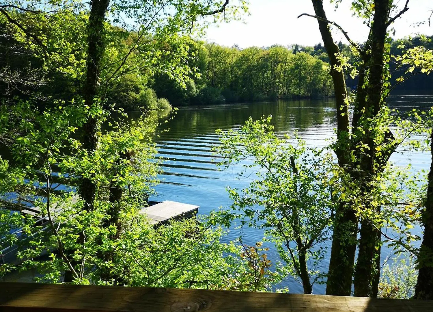 Les Cabanes Au Bord Du Lac Saint-Gerons 0*,  France