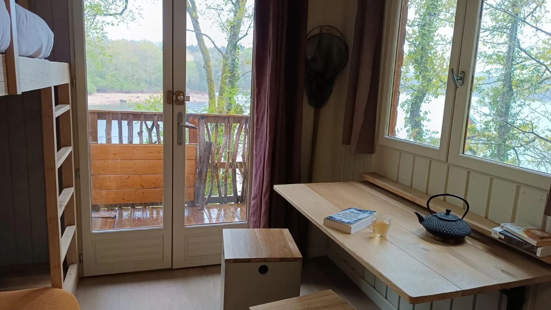 Les Cabanes Au Bord Du Lac Saint-Gerons